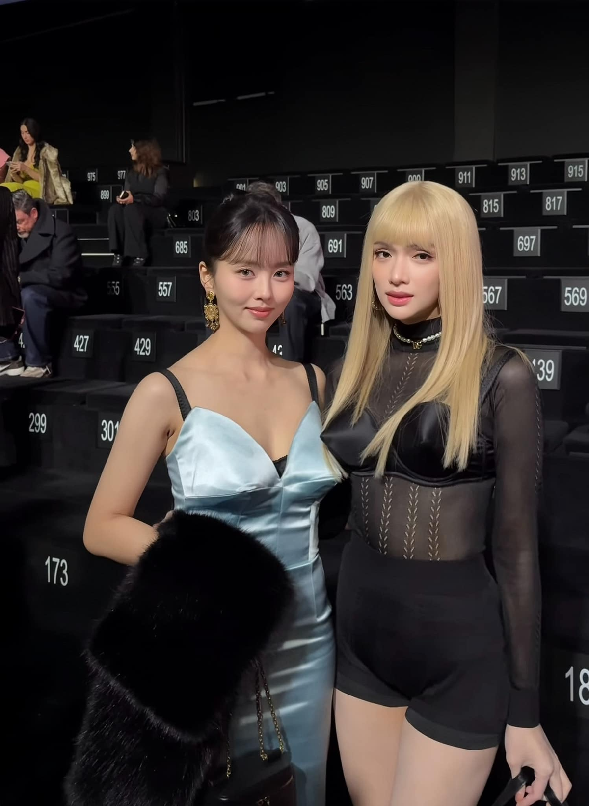 Hình ảnh Hương Giang đọ sắc cùng diễn viên Kim So Hyun (trái) đang nhận được tương tác lớn trên mạng xã hội. 