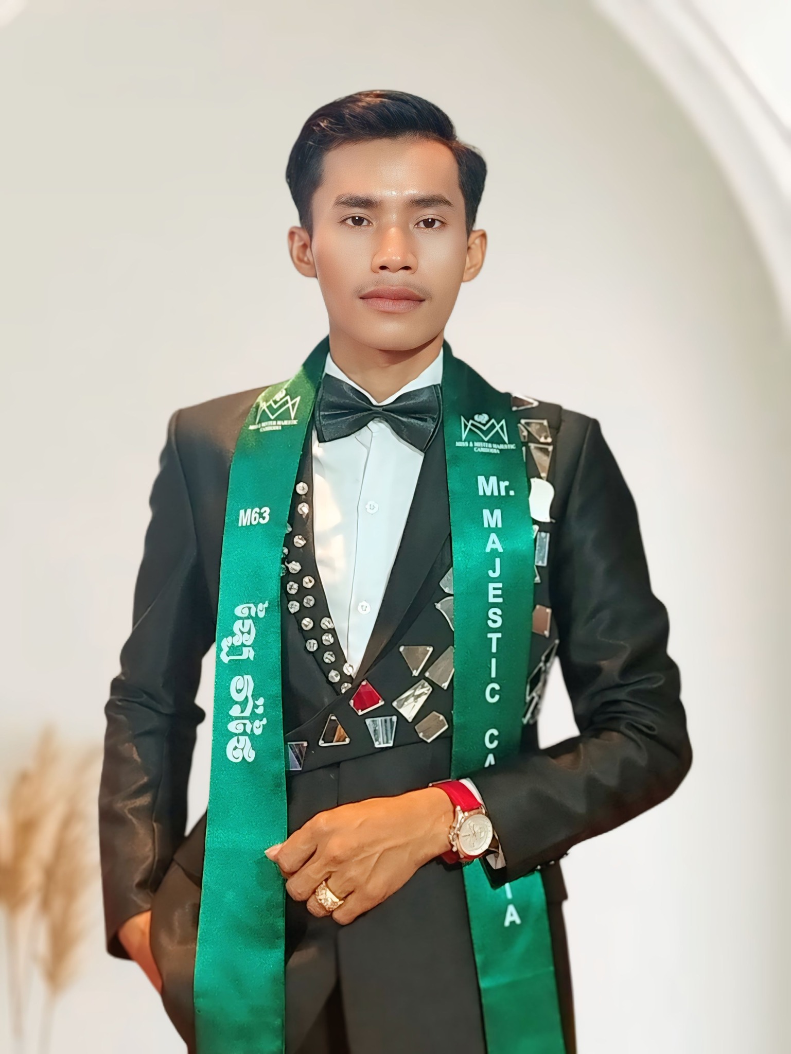 Khoảnh khắc khiến netizen xôn xao của đương kim Nam vương Campuchia và chàng trai Khoảnh khắc khiến netizen xôn xao của đương kim Nam vương Campuchia và chàng trai