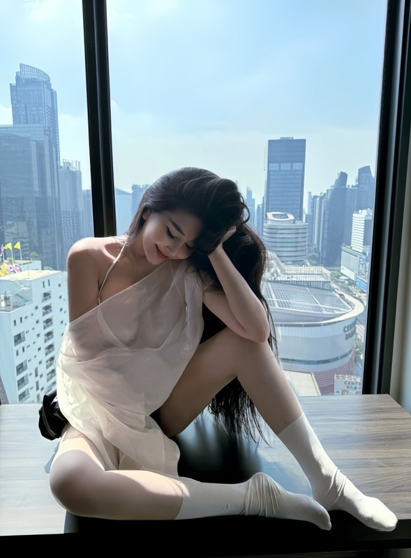 Đăng trạng thái hờn dỗi, đệ nhất hot girl Sài thành gây mê netizen - Hình 3 Dang trang thai hon doi, de nhat hot girl Sai thanh gay me netizen-Hinh-3
