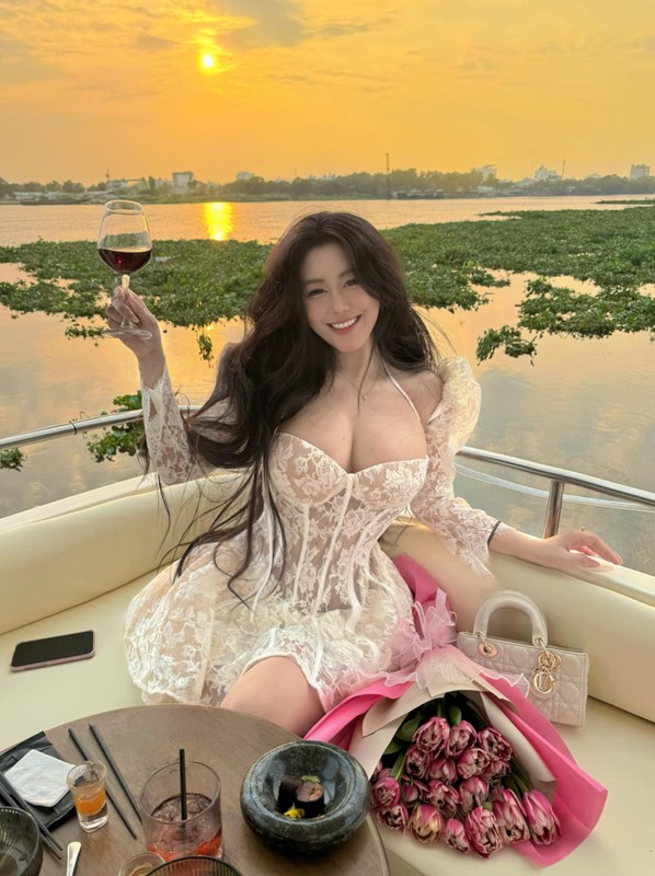 Đăng trạng thái hờn dỗi, đệ nhất hot girl Sài thành gây mê netizen - Hình 5 Dang trang thai hon doi, de nhat hot girl Sai thanh gay me netizen-Hinh-5