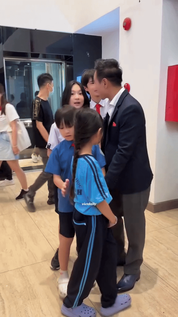 Hành động đặc biệt gây chú ý của các con Lý Hải tại sự kiện của bố, netizen cảm thán: Tinh tế quá đi- Ảnh 1. Hành động đặc biệt gây chú ý của các con Lý Hải tại sự kiện của bố, netizen cảm thán: Tinh tế quá đi- Ảnh 1.