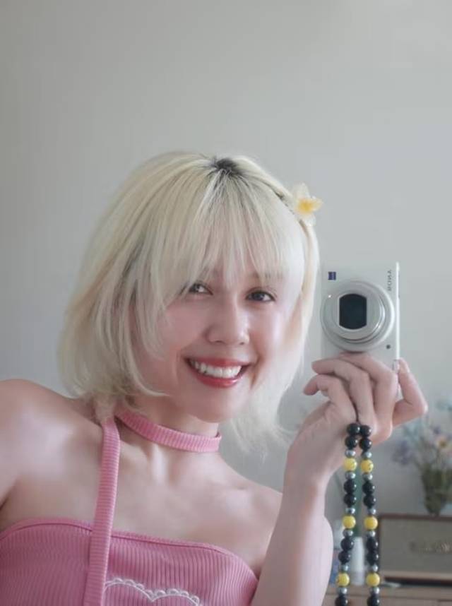 giao-dien-moi-khac-la-cua-hau-hoang-khien-netizen-dien-dao-2