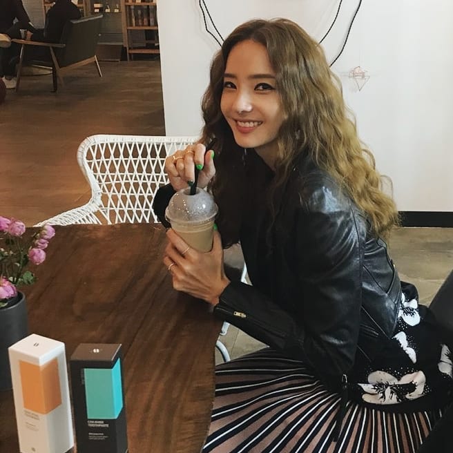 45 tuổi mà như gái đôi mươi: Han Chae Young khiến netizen hoang mang vì quá đẹp- Ảnh 4. 45 tuổi mà như gái đôi mươi: Han Chae Young khiến netizen hoang mang vì quá đẹp- Ảnh 4.