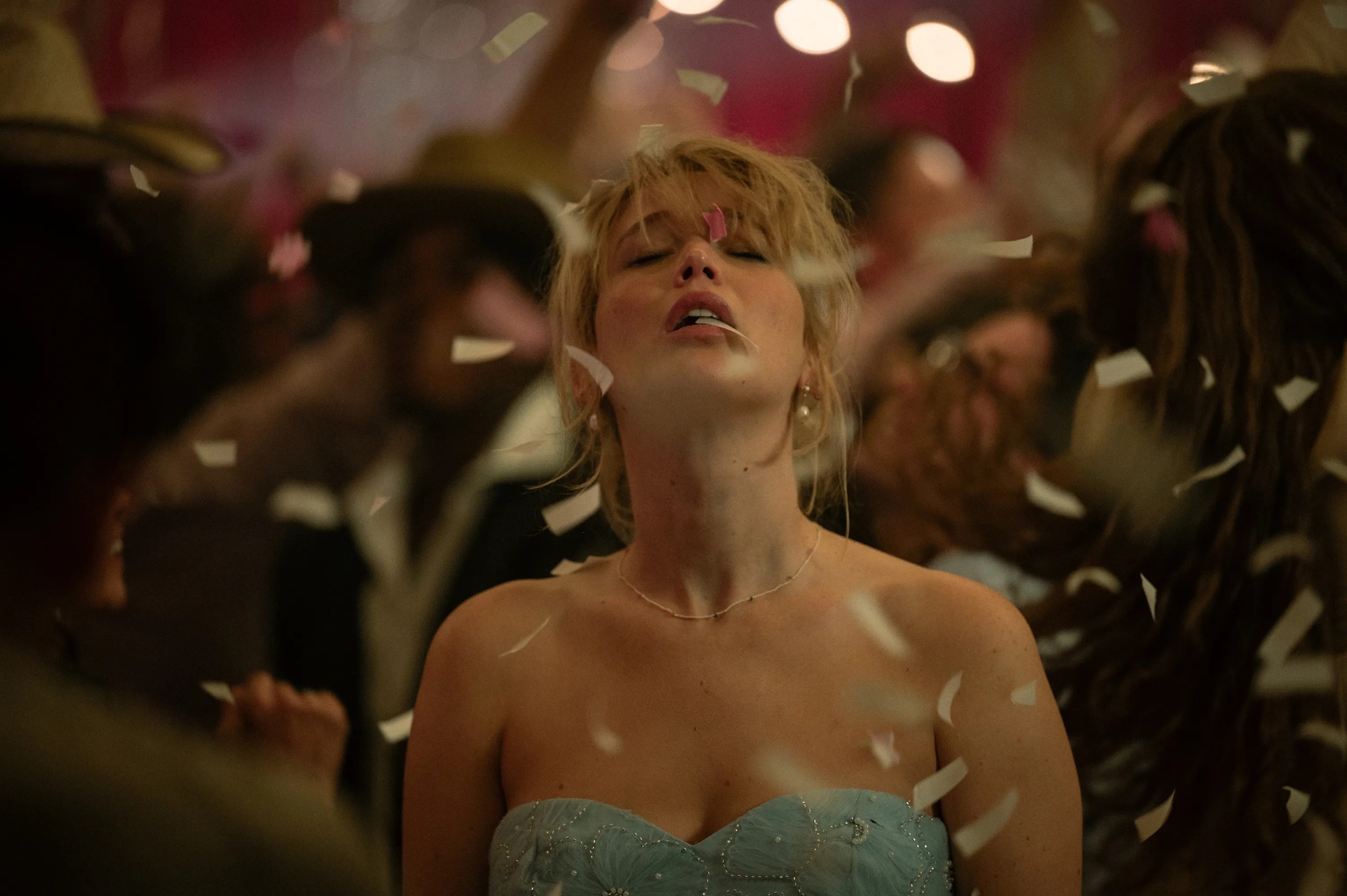 Phim 18+ ngập cảnh nóng nhận tràng pháo tay 9 phút ở Cannes 2025, nữ chính diễn hay đến mức netizen đòi trao ngay Oscar- Ảnh 7. Phim 18+ ngập cảnh nóng nhận tràng pháo tay 9 phút ở Cannes 2025, nữ chính diễn hay đến mức netizen đòi trao ngay Oscar- Ảnh 7.