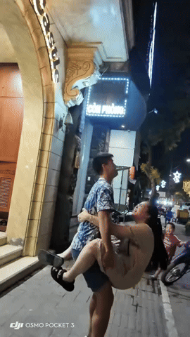 Bắt gặp tiểu thư Hà thành được chồng cầu thủ bế trên phố, netizen chưa kịp khen Bắt gặp tiểu thư Hà thành được chồng cầu thủ bế trên phố, netizen chưa kịp khen