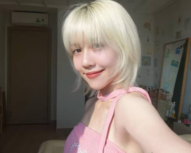 giao-dien-moi-khac-la-cua-hau-hoang-khien-netizen-dien-dao-1