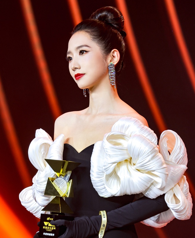 Cựu center quốc dân trở lại làm idol, netizen “dí” bằng được scandal chấn động- Ảnh 4. Cựu center quốc dân trở lại làm idol, netizen “dí” bằng được scandal chấn động- Ảnh 4.