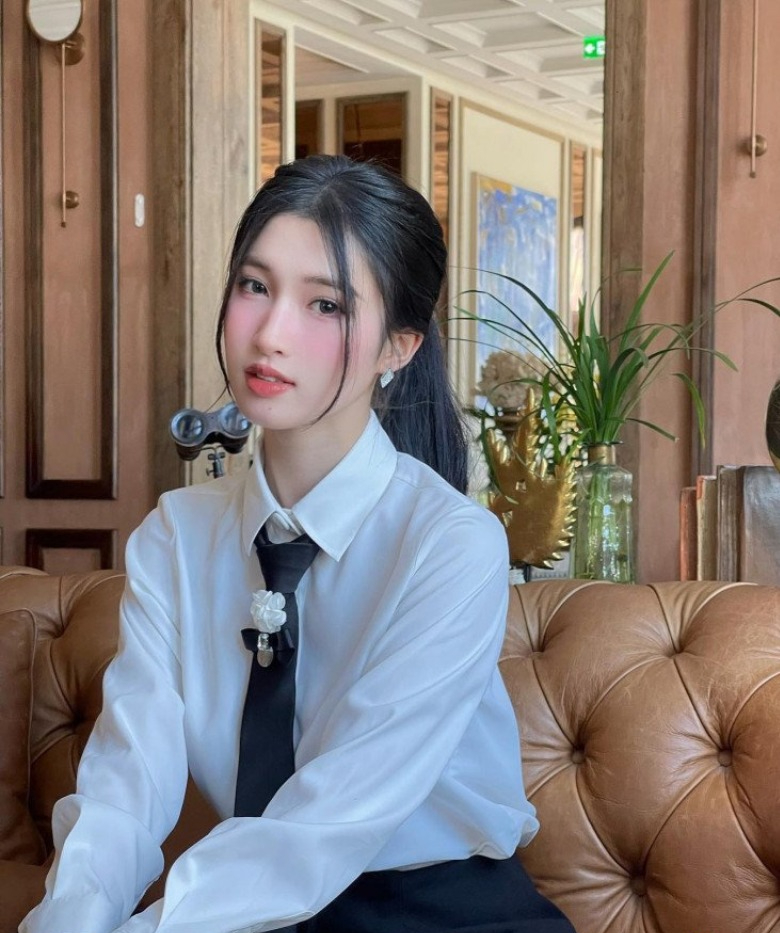 Viral khoảnh khắc Phương Nhi bên chồng thiếu gia, netizen bỗng nhớ về 1 item huyền thoại- Ảnh 8. Viral khoảnh khắc Phương Nhi bên chồng thiếu gia, netizen bỗng nhớ về 1 item huyền thoại- Ảnh 8.