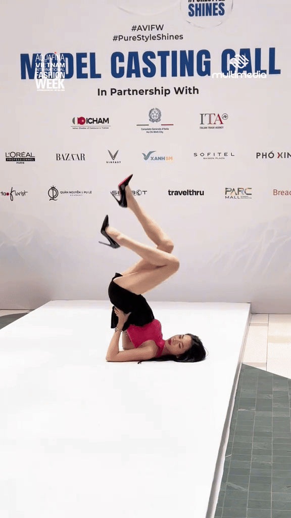 Hai nàng mẫu 19 tuổi catwalk khiến netizen phải so sánh: Hai nàng mẫu 19 tuổi catwalk khiến netizen phải so sánh: