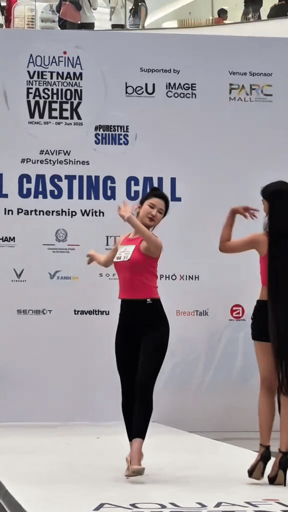 Hai nàng mẫu 19 tuổi catwalk khiến netizen phải so sánh: Hai nàng mẫu 19 tuổi catwalk khiến netizen phải so sánh: