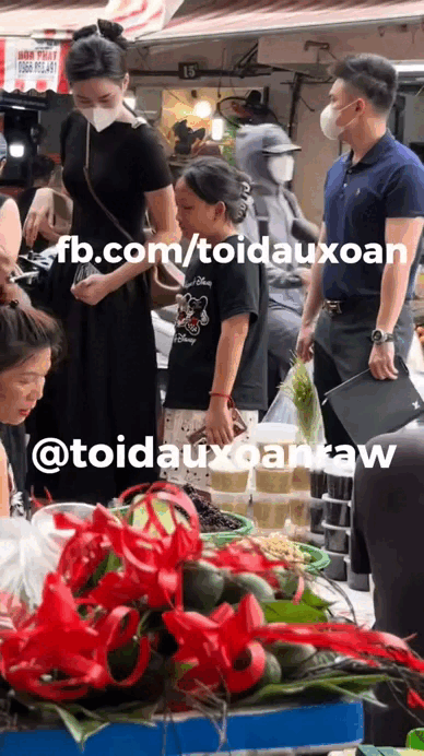 Viral khoảnh khắc Đỗ Hà đi chợ cùng bạn trai thiếu gia, netizen Viral khoảnh khắc Đỗ Hà đi chợ cùng bạn trai thiếu gia, netizen