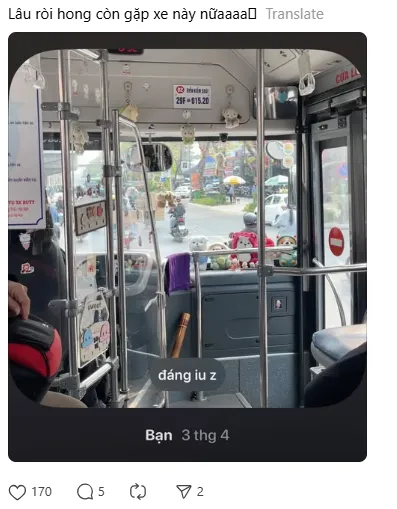 Bắt gặp xe buýt có nội thất "lạ" ở Hà Nội, netizen: "Có cần đáng yêu thế không" ảnh 3