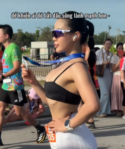 Hot girl bị nói làm màu trên đường chạy Hot girl bị nói làm màu trên đường chạy