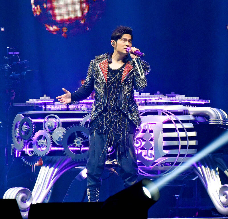 Tranh cãi chuyện mời nam ca sĩ top 1 showbiz về nhà mở concert riêng, netizen chốt “đúng là không có gì ngoài tiền”- Ảnh 6.