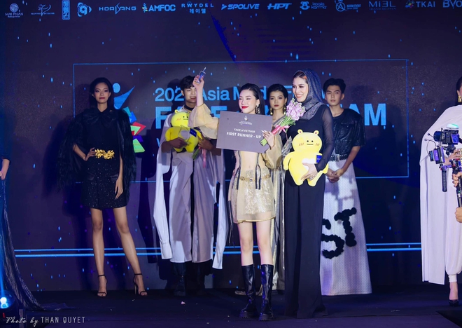 Hai nàng mẫu 19 tuổi catwalk khiến netizen phải so sánh: Hai nàng mẫu 19 tuổi catwalk khiến netizen phải so sánh: