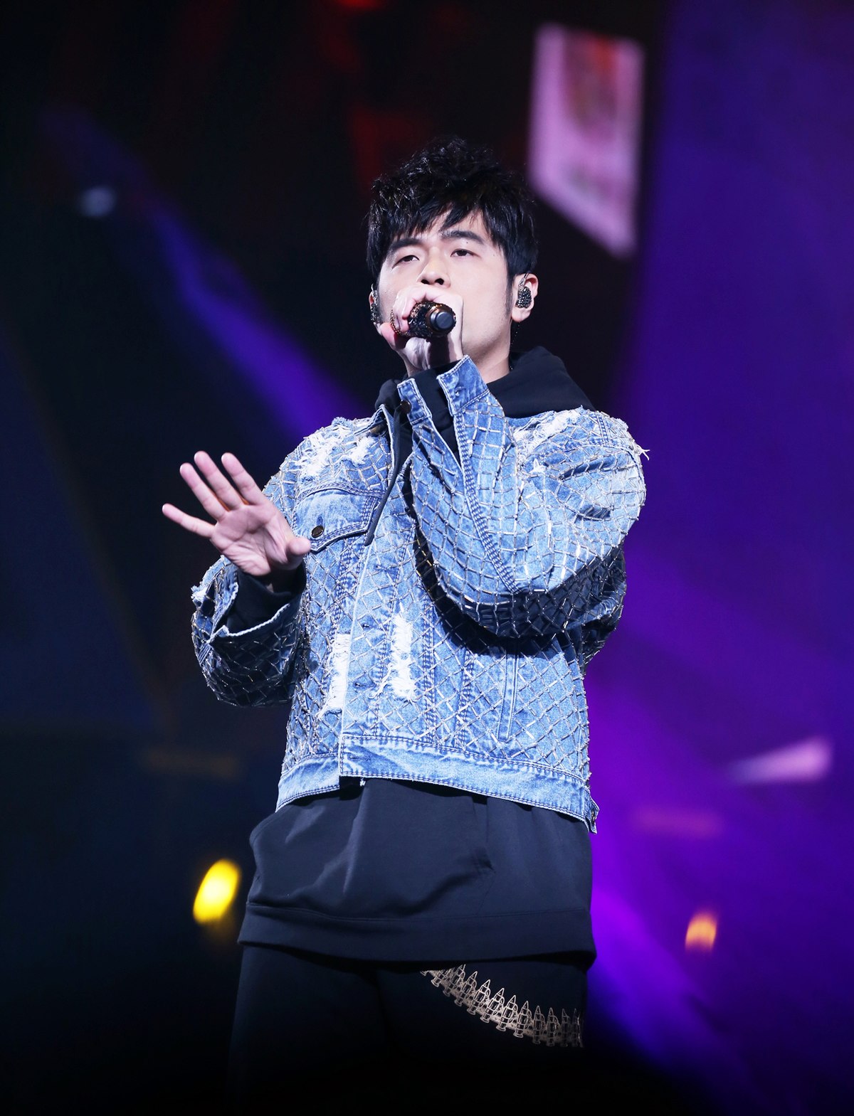 Tranh cãi chuyện mời nam ca sĩ top 1 showbiz về nhà mở concert riêng, netizen chốt “đúng là không có gì ngoài tiền”- Ảnh 1. Tranh cãi chuyện mời nam ca sĩ top 1 showbiz về nhà mở concert riêng, netizen chốt “đúng là không có gì ngoài tiền”- Ảnh 1.