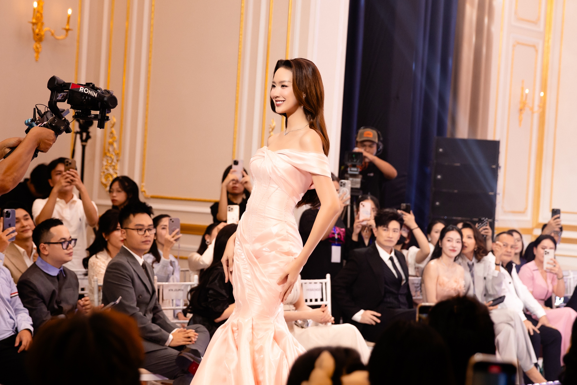 Hoa hậu Lê Nguyễn Bảo Ngọc chính thức chinh chiến Miss World, netizen bùng tranh cãi vì hành động này!- Ảnh 4. Hoa hậu Lê Nguyễn Bảo Ngọc chính thức chinh chiến Miss World, netizen bùng tranh cãi vì hành động này!- Ảnh 4.