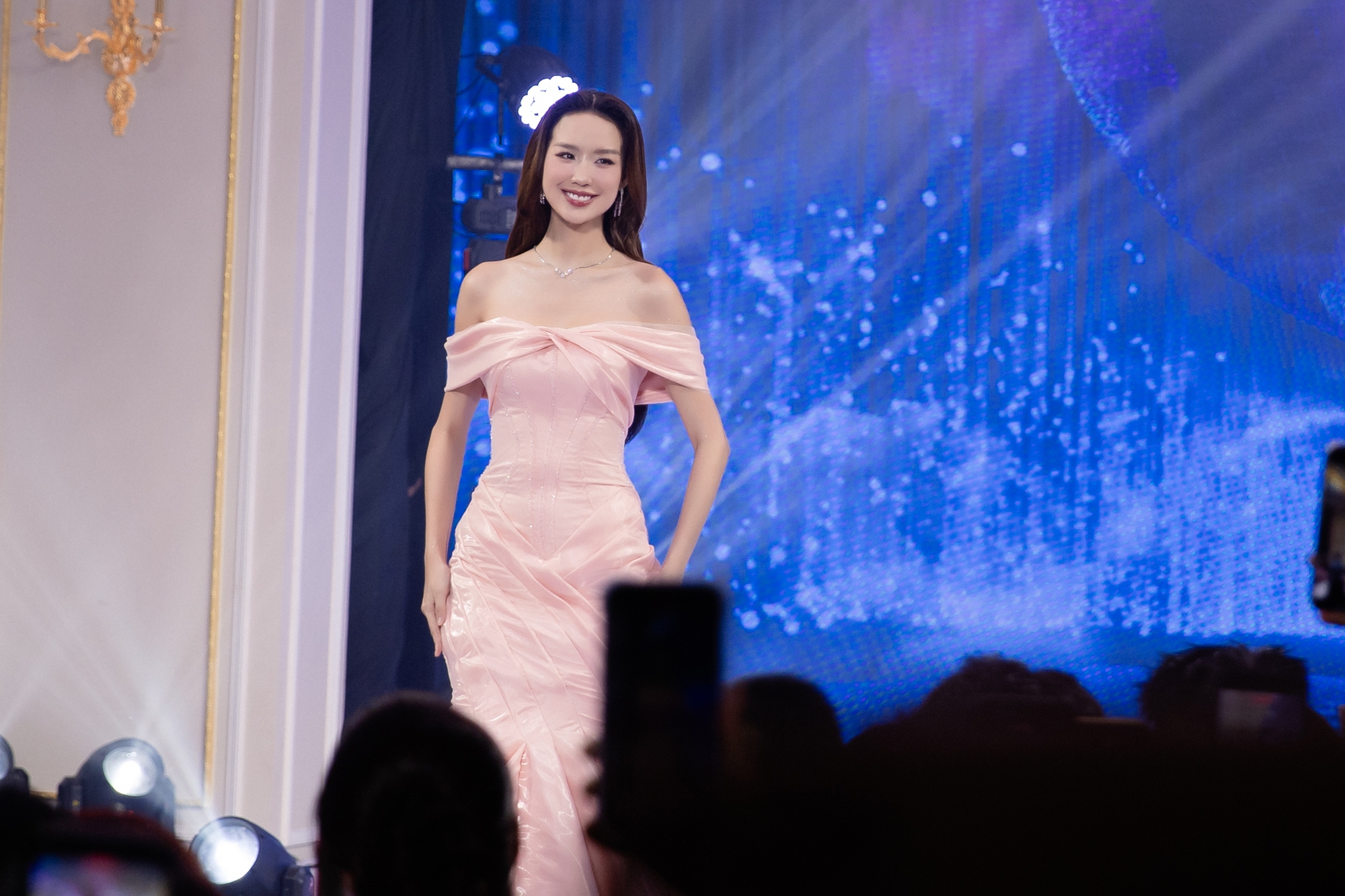 Hoa hậu Lê Nguyễn Bảo Ngọc chính thức chinh chiến Miss World, netizen bùng tranh cãi vì hành động này!- Ảnh 3. Hoa hậu Lê Nguyễn Bảo Ngọc chính thức chinh chiến Miss World, netizen bùng tranh cãi vì hành động này!- Ảnh 3.