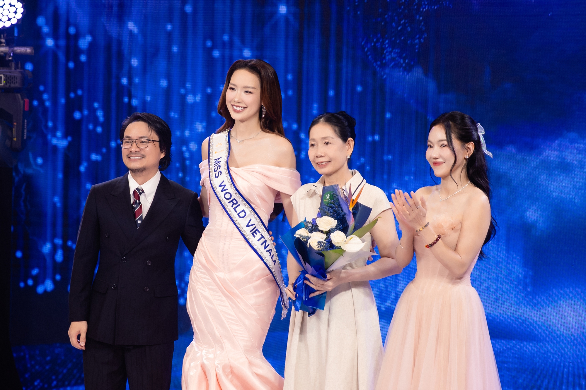 Hoa hậu Lê Nguyễn Bảo Ngọc chính thức chinh chiến Miss World, netizen bùng tranh cãi vì hành động này!- Ảnh 6. Hoa hậu Lê Nguyễn Bảo Ngọc chính thức chinh chiến Miss World, netizen bùng tranh cãi vì hành động này!- Ảnh 6.