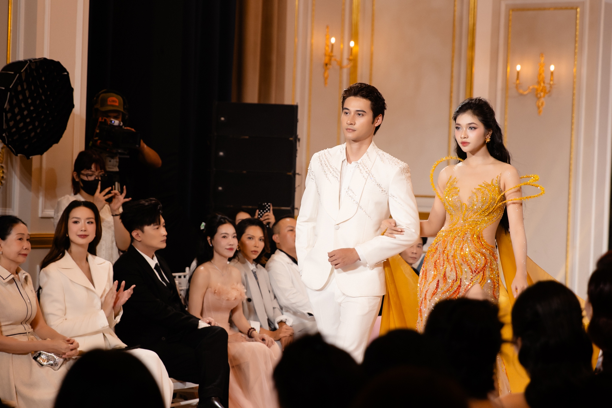 Hoa hậu Lê Nguyễn Bảo Ngọc chính thức chinh chiến Miss World, netizen bùng tranh cãi vì hành động này!- Ảnh 22. Hoa hậu Lê Nguyễn Bảo Ngọc chính thức chinh chiến Miss World, netizen bùng tranh cãi vì hành động này!- Ảnh 22.