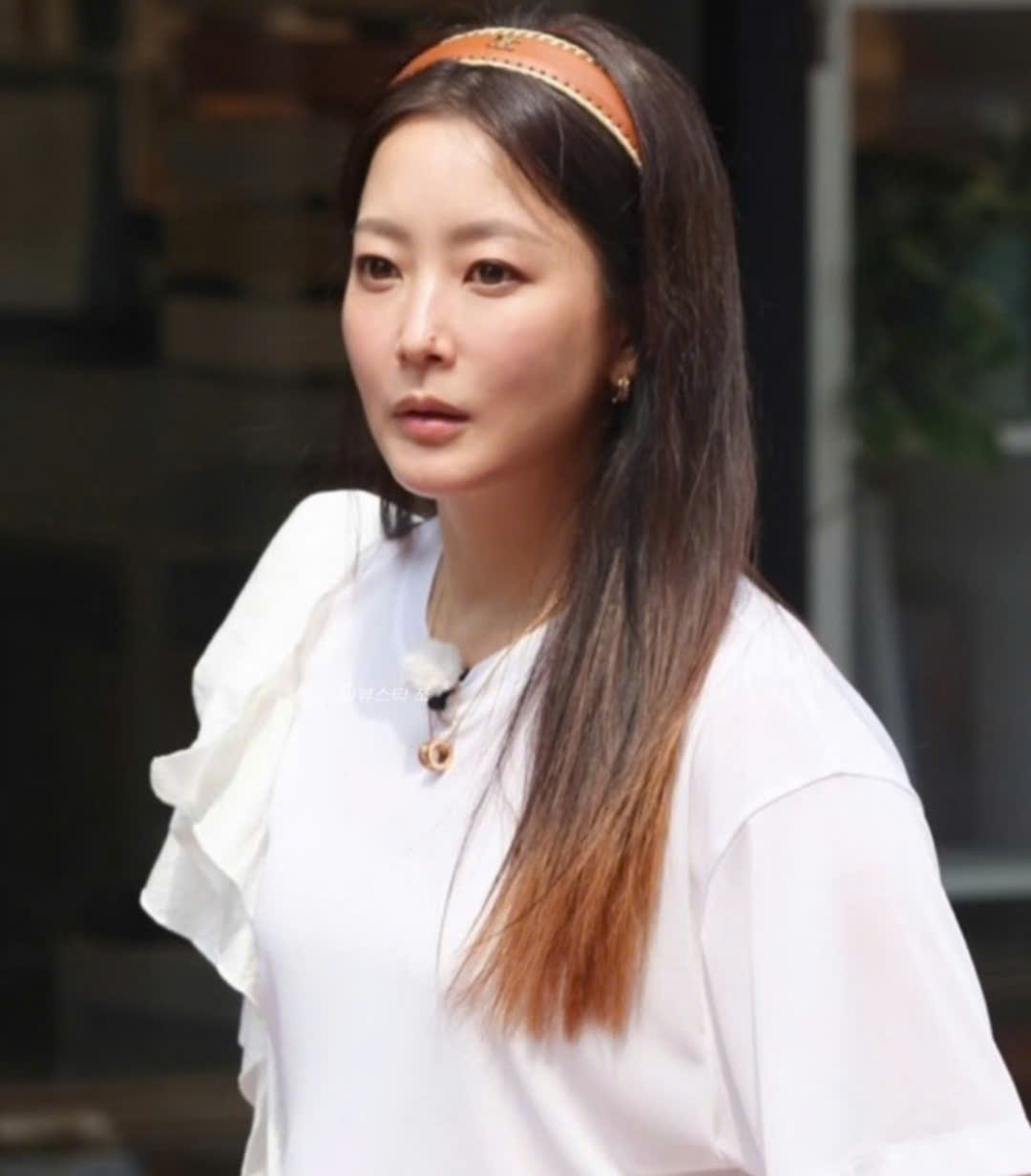 Netizen Hàn choáng trước băng đô của Kim Hee Sun, trông đơn giản mà có giá tận 22 triệu đồng- Ảnh 7. Netizen Hàn choáng trước băng đô của Kim Hee Sun, trông đơn giản mà có giá tận 22 triệu đồng- Ảnh 7.