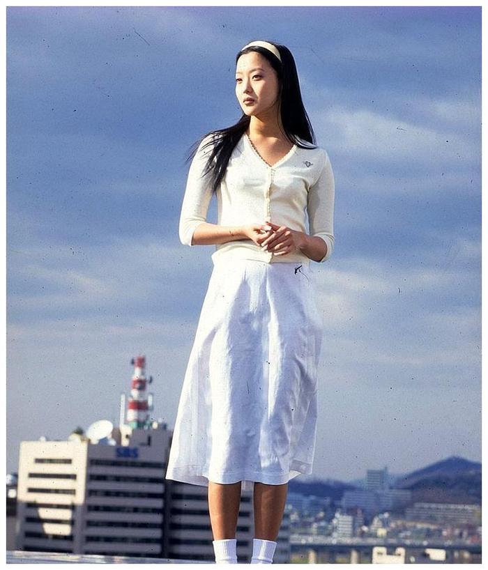 Netizen Hàn choáng trước băng đô của Kim Hee Sun, trông đơn giản mà có giá tận 22 triệu đồng- Ảnh 10. Netizen Hàn choáng trước băng đô của Kim Hee Sun, trông đơn giản mà có giá tận 22 triệu đồng- Ảnh 10.