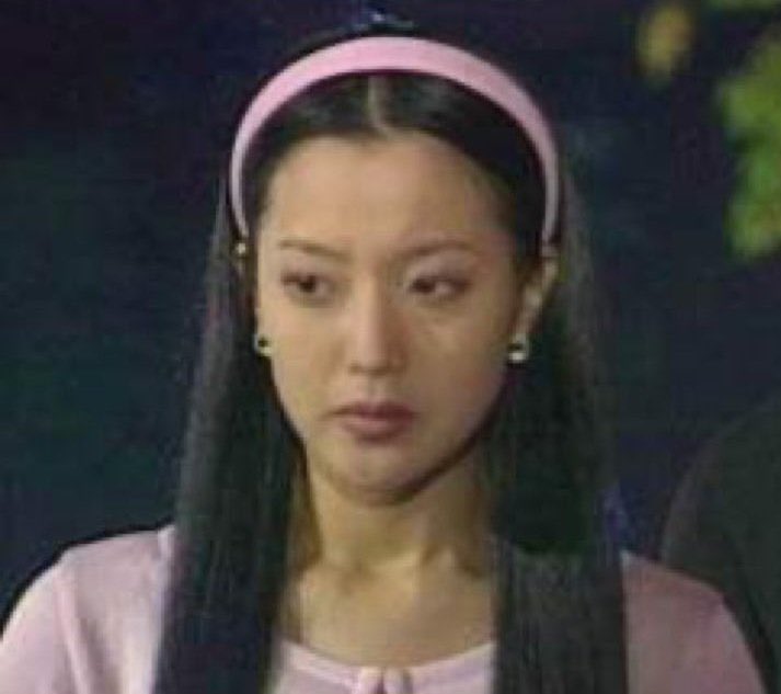 Netizen Hàn choáng trước băng đô của Kim Hee Sun, trông đơn giản mà có giá tận 22 triệu đồng- Ảnh 12. Netizen Hàn choáng trước băng đô của Kim Hee Sun, trông đơn giản mà có giá tận 22 triệu đồng- Ảnh 12.