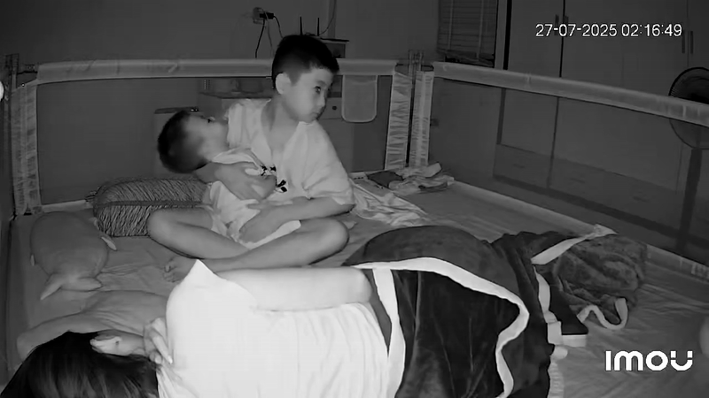 Nhìn cảnh anh trai 12 tuổi dậy trông em lúc 2 giờ sáng để mẹ được nghỉ ngơi, netizen: 