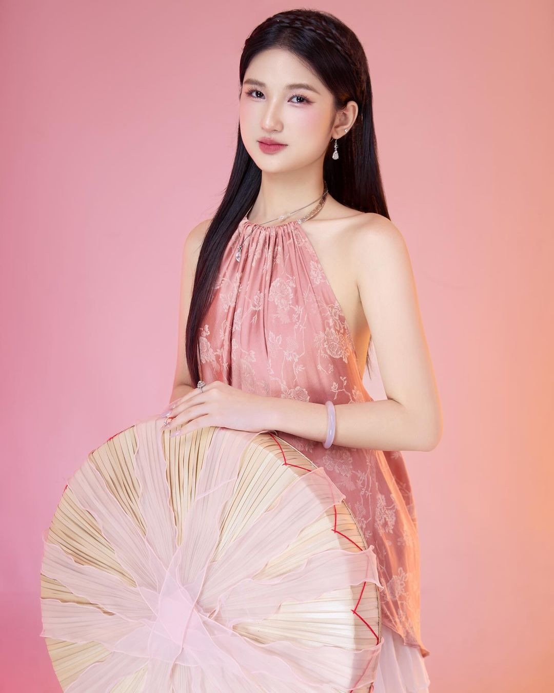 Nàng Mơ để lộ mặt mộc trước ống kính, netizen nhận xét thua Lọ Lem ở điểm này- Ảnh 7. Nàng Mơ để lộ mặt mộc trước ống kính, netizen nhận xét thua Lọ Lem ở điểm này- Ảnh 7.