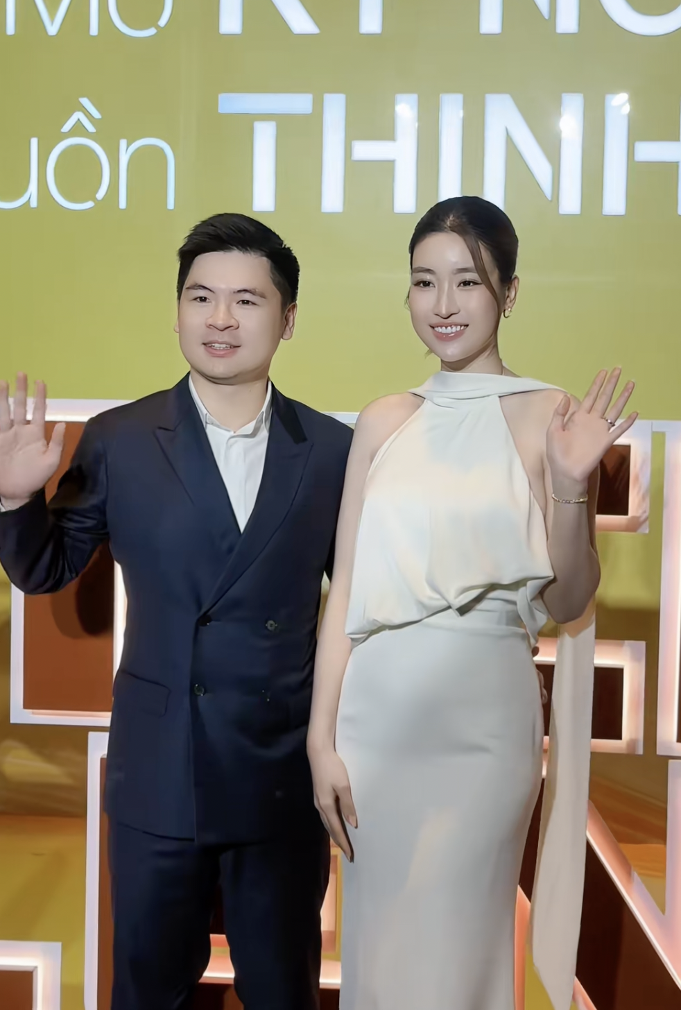 Khoảnh khắc tình bể bình của Đỗ Mỹ Linh và chủ tịch CLB Hà Nội giữa sự kiện, netizen Khoảnh khắc tình bể bình của Đỗ Mỹ Linh và chủ tịch CLB Hà Nội giữa sự kiện, netizen