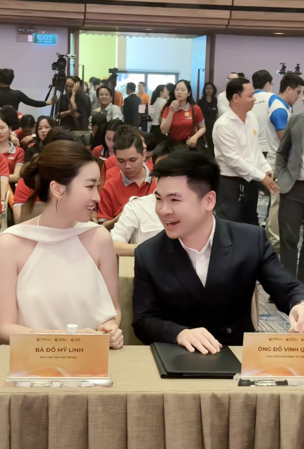 Khoảnh khắc tình bể bình của Đỗ Mỹ Linh và chủ tịch CLB Hà Nội giữa sự kiện, netizen Khoảnh khắc tình bể bình của Đỗ Mỹ Linh và chủ tịch CLB Hà Nội giữa sự kiện, netizen