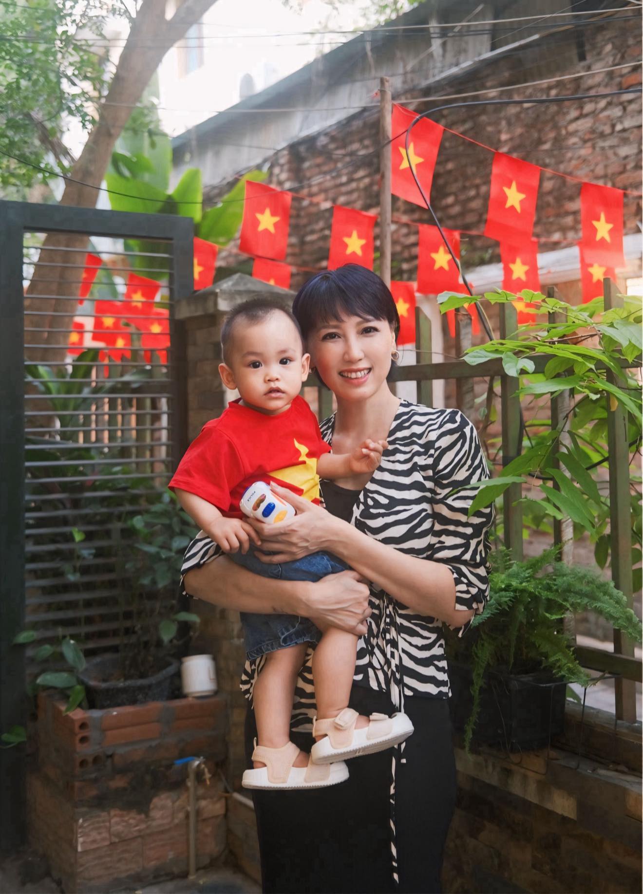 Mẹ vợ hot nhất làng bóng đá lại gây sốt với khoảnh khắc "đọ sắc" bên Doãn Hải My, netizen: Nhà này gen đỉnh!- Ảnh 3. Mẹ vợ hot nhất làng bóng đá lại gây sốt với khoảnh khắc "đọ sắc" bên Doãn Hải My, netizen: Nhà này gen đỉnh!- Ảnh 3.