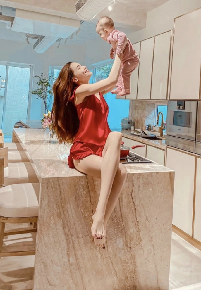 Hồ Ngọc Hà khoe một ngày làm mẹ, netizen chỉ nhìn thấy căn bếp tiền tỷ sáng bừng- Ảnh 7. Hồ Ngọc Hà khoe một ngày làm mẹ, netizen chỉ nhìn thấy căn bếp tiền tỷ sáng bừng- Ảnh 7.