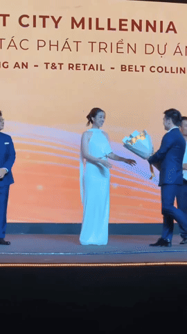Khoảnh khắc tình bể bình của Đỗ Mỹ Linh và chủ tịch CLB Hà Nội giữa sự kiện, netizen Khoảnh khắc tình bể bình của Đỗ Mỹ Linh và chủ tịch CLB Hà Nội giữa sự kiện, netizen