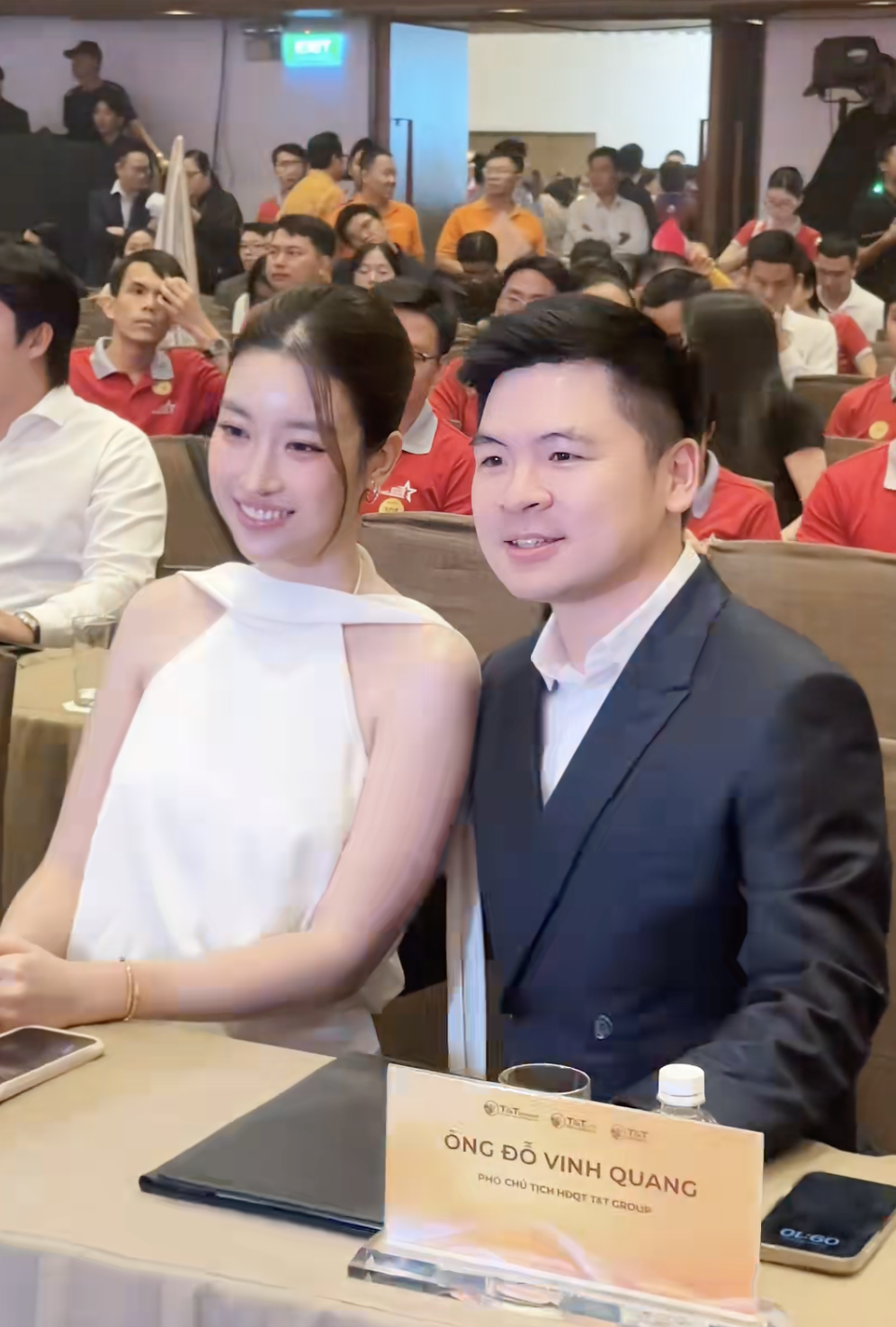 Khoảnh khắc tình bể bình của Đỗ Mỹ Linh và chủ tịch CLB Hà Nội giữa sự kiện, netizen Khoảnh khắc tình bể bình của Đỗ Mỹ Linh và chủ tịch CLB Hà Nội giữa sự kiện, netizen