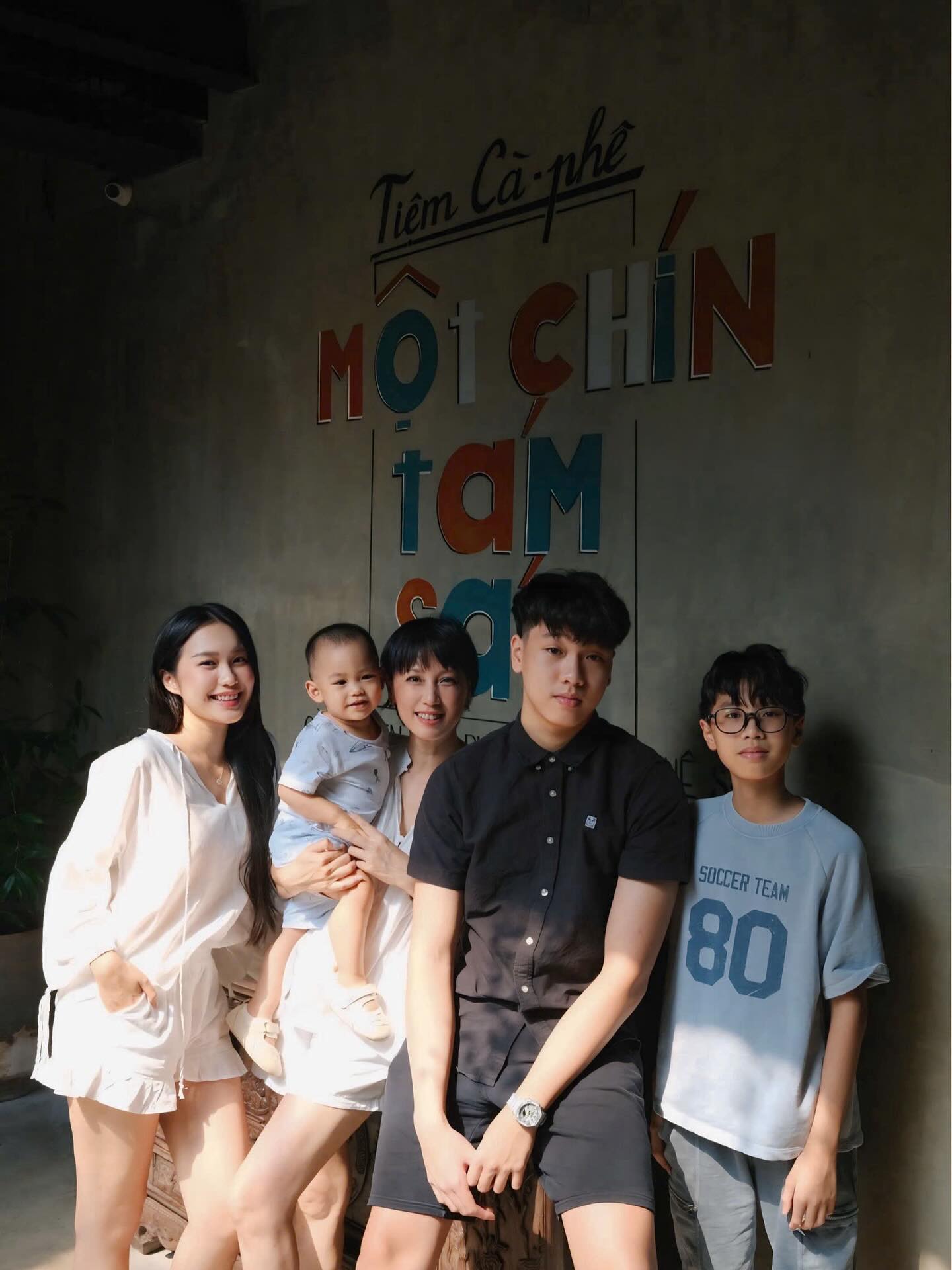 Mẹ vợ hot nhất làng bóng đá lại gây sốt với khoảnh khắc "đọ sắc" bên Doãn Hải My, netizen: Nhà này gen đỉnh!- Ảnh 1. Mẹ vợ hot nhất làng bóng đá lại gây sốt với khoảnh khắc "đọ sắc" bên Doãn Hải My, netizen: Nhà này gen đỉnh!- Ảnh 1.