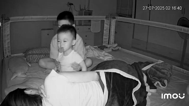 Nhìn cảnh anh trai 12 tuổi dậy trông em lúc 2 giờ sáng để mẹ được nghỉ ngơi, netizen: 