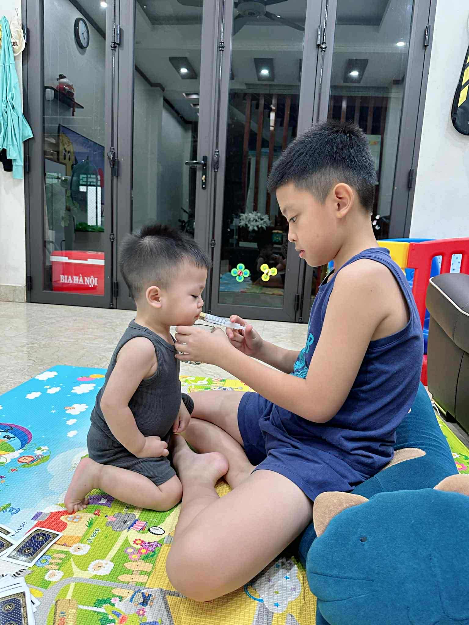 Nhìn cảnh anh trai 12 tuổi dậy trông em lúc 2 giờ sáng để mẹ được nghỉ ngơi, netizen: 