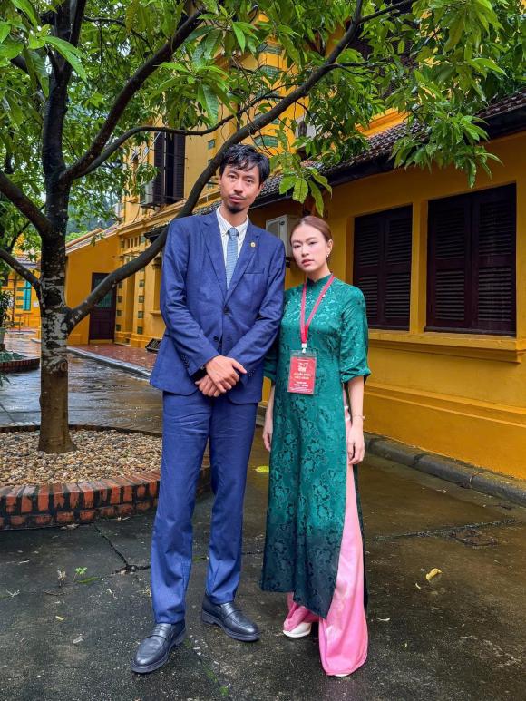 Hoàng Thuỳ Linh - Đen Vâu lộ ảnh ôm %22tình bể tình%22, 1 chi tiết khiến netizen rần rần.png 1 Hoàng Thuỳ Linh, Đen Vâu, sao Việt