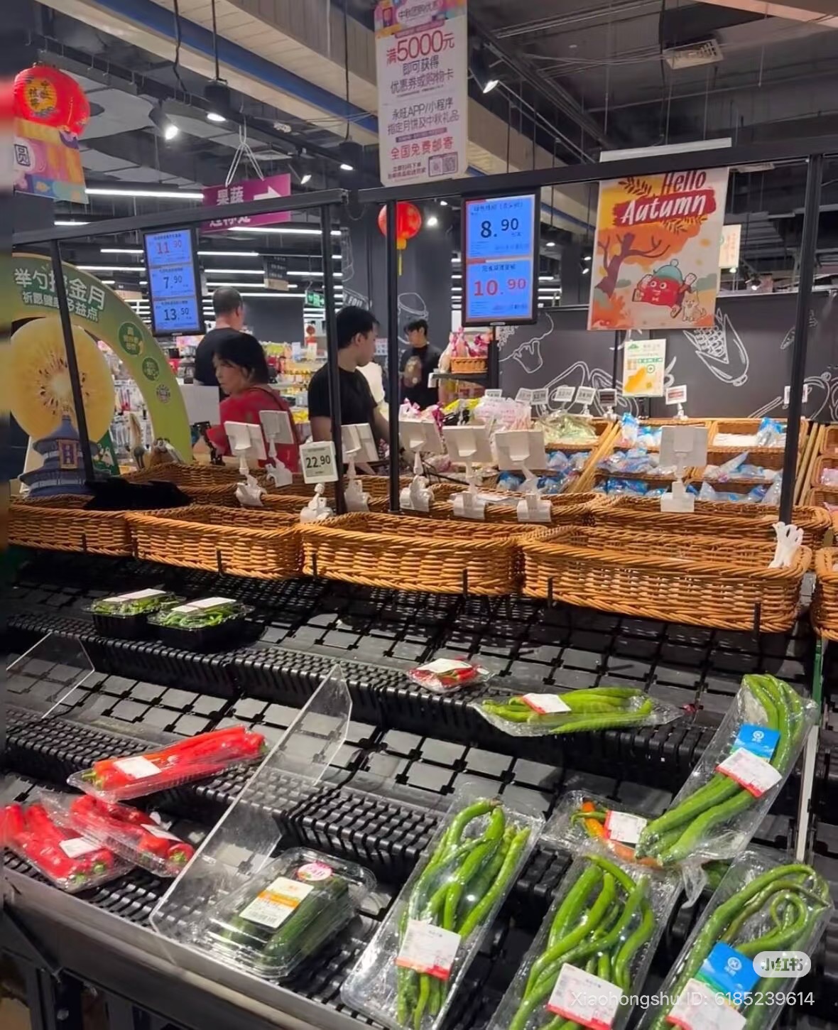 Siêu thị Trung Quốc trước siêu bão Ragasa: Kệ hàng trống trơn nhưng 3 loại rau vẫn Siêu thị Trung Quốc trước siêu bão Ragasa: Kệ hàng trống trơn nhưng 3 loại rau vẫn