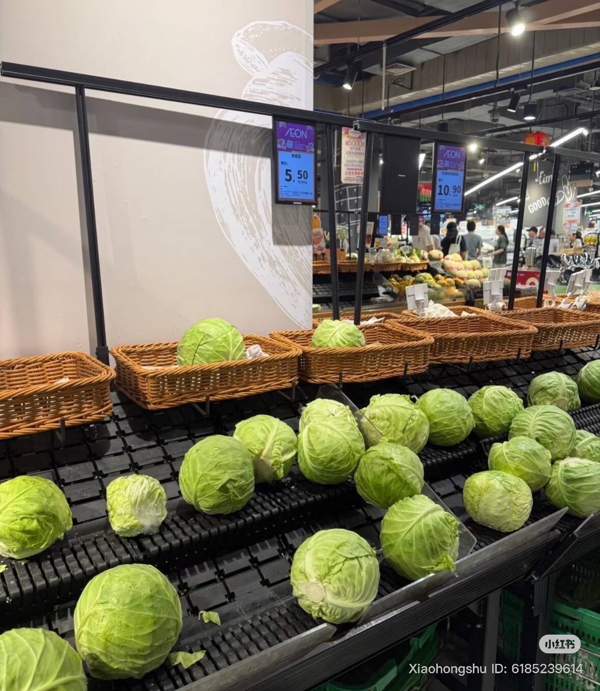 Siêu thị Trung Quốc trước siêu bão Ragasa: Kệ hàng trống trơn nhưng 3 loại rau vẫn Siêu thị Trung Quốc trước siêu bão Ragasa: Kệ hàng trống trơn nhưng 3 loại rau vẫn