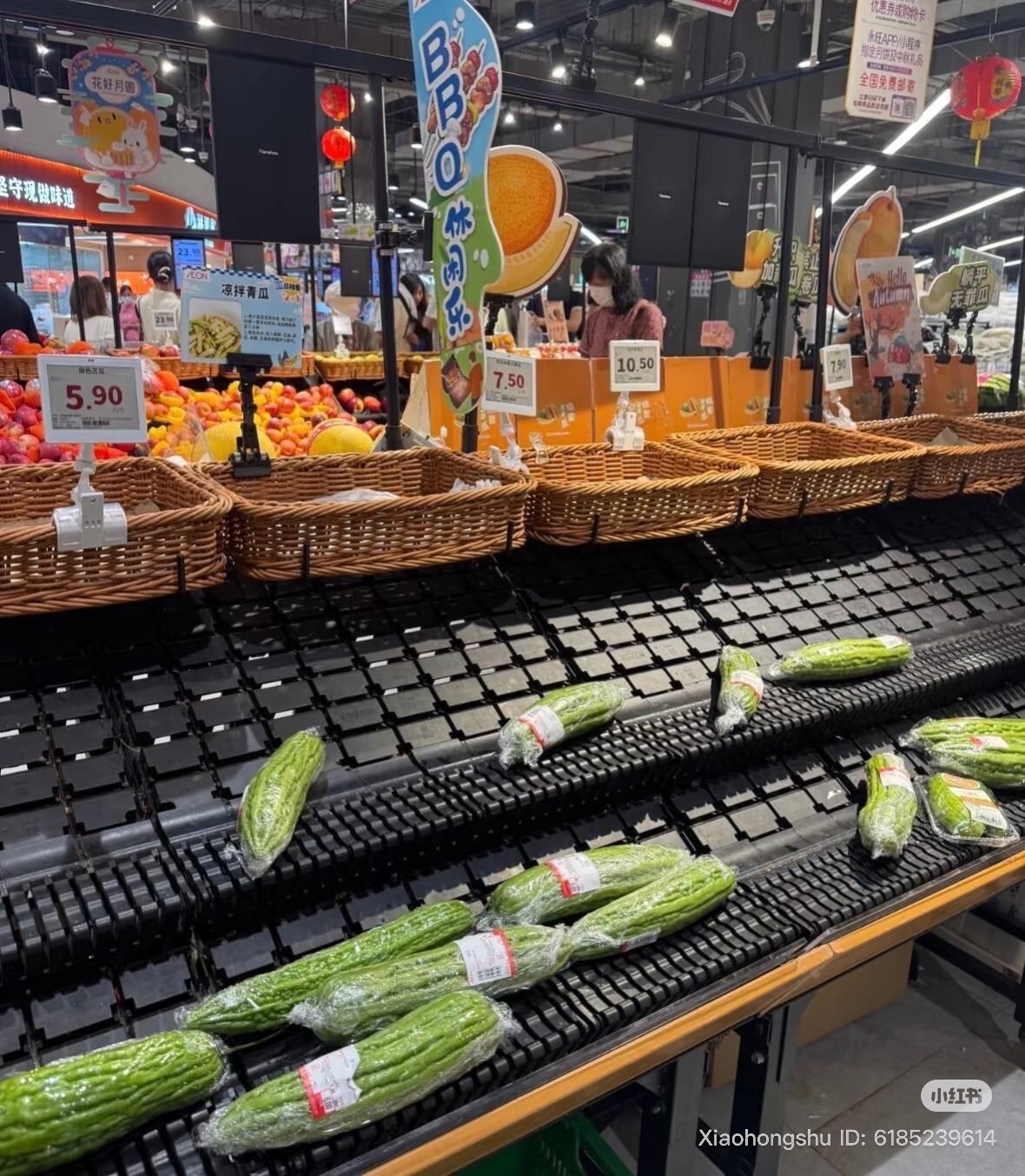 Siêu thị Trung Quốc trước siêu bão Ragasa: Kệ hàng trống trơn nhưng 3 loại rau vẫn Siêu thị Trung Quốc trước siêu bão Ragasa: Kệ hàng trống trơn nhưng 3 loại rau vẫn