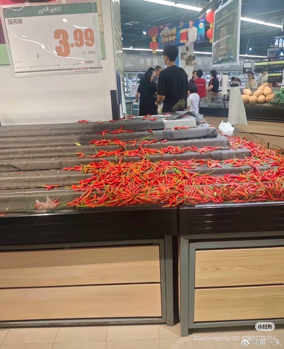 Siêu thị Trung Quốc trước siêu bão Ragasa: Kệ hàng trống trơn nhưng 3 loại rau vẫn Siêu thị Trung Quốc trước siêu bão Ragasa: Kệ hàng trống trơn nhưng 3 loại rau vẫn