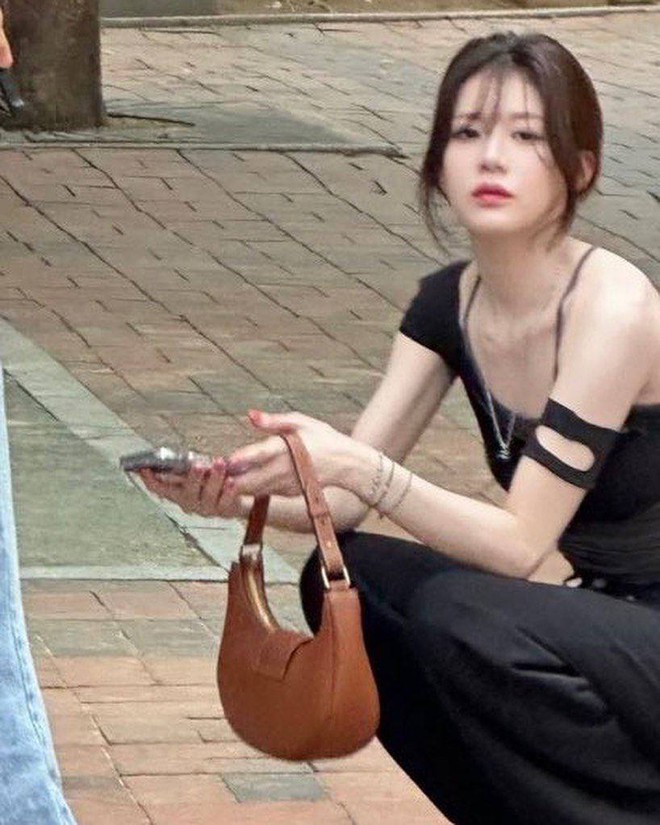 Ảnh chụp vội của sao nữ mặt kim cương: Netizen ví như 