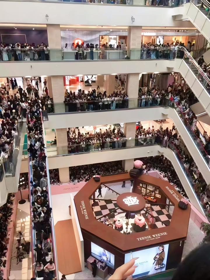 Triệu Lộ Tư khiến 4 tầng trung tâm thương mại quá tải, netizen khen nức nở vì một điều- Ảnh 1. Triệu Lộ Tư khiến 4 tầng trung tâm thương mại quá tải, netizen khen nức nở vì một điều- Ảnh 1.