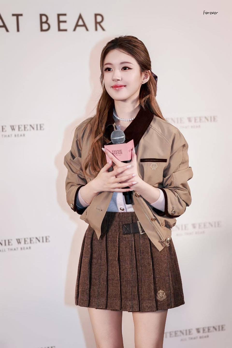 Triệu Lộ Tư khiến 4 tầng trung tâm thương mại quá tải, netizen khen nức nở vì một điều- Ảnh 4. Triệu Lộ Tư khiến 4 tầng trung tâm thương mại quá tải, netizen khen nức nở vì một điều- Ảnh 4.