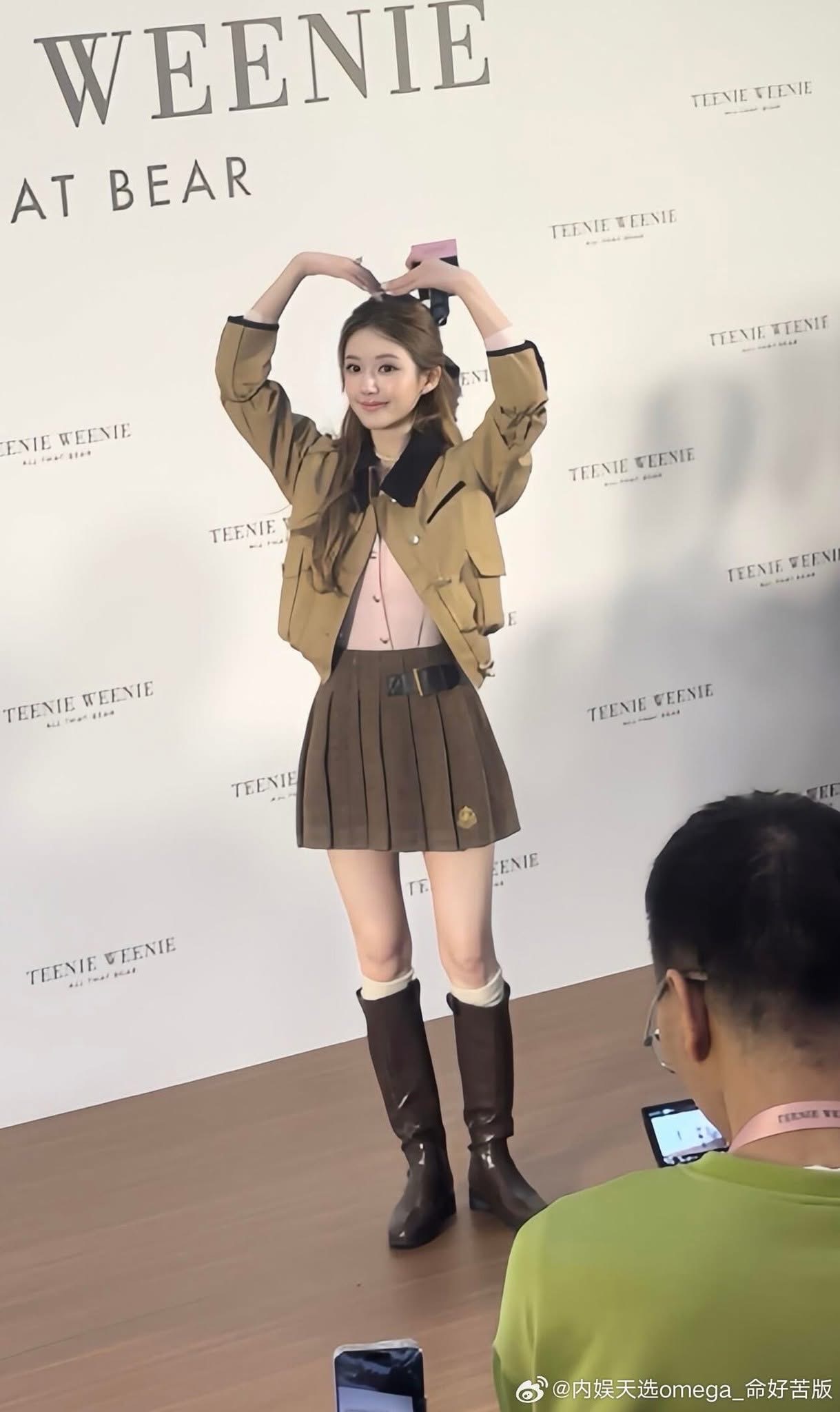 Triệu Lộ Tư khiến 4 tầng trung tâm thương mại quá tải, netizen khen nức nở vì một điều- Ảnh 6. Triệu Lộ Tư khiến 4 tầng trung tâm thương mại quá tải, netizen khen nức nở vì một điều- Ảnh 6.