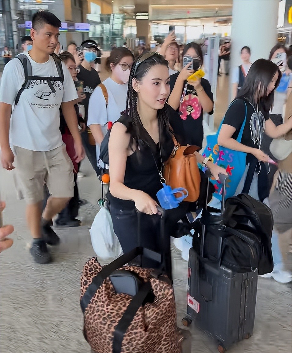 "Quý bà trung niên" Trương Bá Chi lộ diện với mặt mộc: Da trắng phát sáng, gầy tới mức má hóp khiến netizen lo lắng- Ảnh 1. "Quý bà trung niên" Trương Bá Chi lộ diện với mặt mộc: Da trắng phát sáng, gầy tới mức má hóp khiến netizen lo lắng- Ảnh 1.