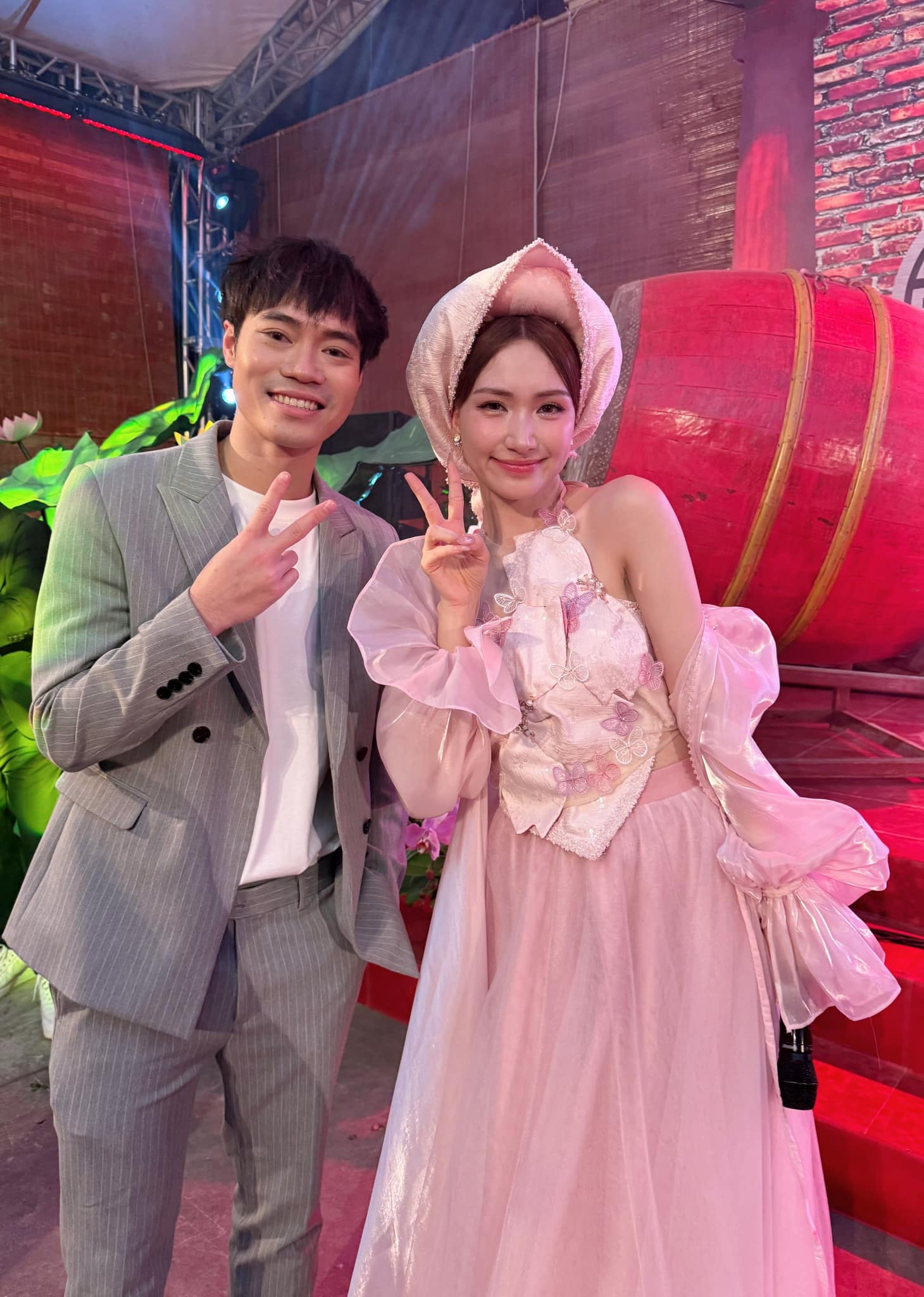 Hoà Minzy đeo túi Chanel do Văn Toàn tặng, viết caption ngọt ngào, cách phản ứng khi netizen 