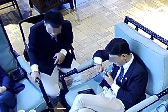 Netizen-cuoi-bo-ve-bien-ban-cuoc-hop-cua-tong-tai-hut-thuoc-truoc-khi-danh-con-chu-quan-ca-phe